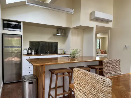 Moana Apartment with Bush Views and near Surf Hotels in Raglan