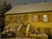 Cozy vacation apartment on the edge of the forest in an old farmhouse 15 minutes from the city Hotel a 