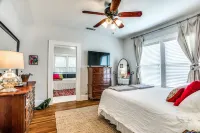 Cultural district bungalow steps from Dickies arena Hotels in Fort Worth Cultural District