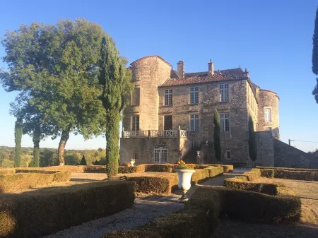 Typical South West countryside house set in a park, 2 terraces.