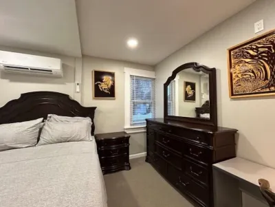 4-bedroom vacation home just  20 mins to NYS times Square. Hotels near Votee Park Playground