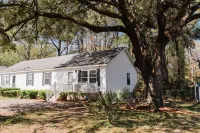 Beautiful Cottage-Style Home Minutes From Downtown Charleston! Hotels near Horse carriage tours stand