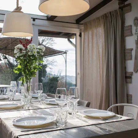 Villa Marghi, modern villa with infinity pool overlooking Lake Trasimeno