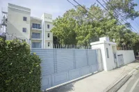 Luxurious 3-Bedroom Condo near Airport & HOMS
