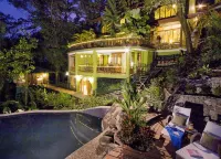 Roof Top Deck with Huge Views, 3 Pools, Chef Included, Game Room, Monkeys Hotels in 