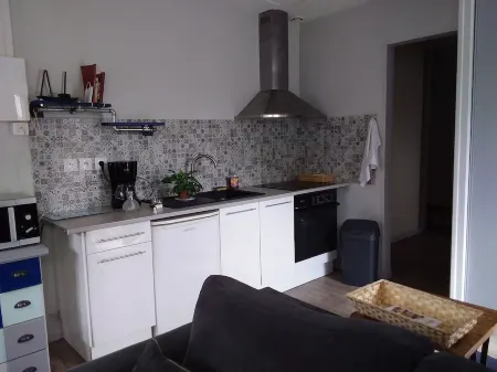 Pretty little house, in a quiet private courtyard 5 minutes from the sea