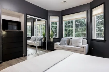 Sleeps 10, 5 bedrooms and 5 bathrooms in Sunny San Francisco. Close to BART Отели рядом с достопримечательностью «Дэвидсон, Маунт»