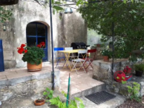 Provencal cottage surrounded by olive trees for lovers of calm and nature. Hotéis em Ceyreste