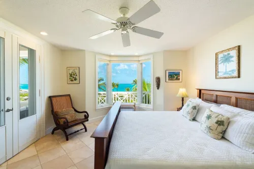 Grandview Penthouse 3 Bedroom plus bonus 4th bedroom Beach Front on Grace Bay