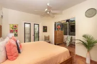 Gallows Point 15B, Oceanfront Elegance, 5-Star Amenities のホテル