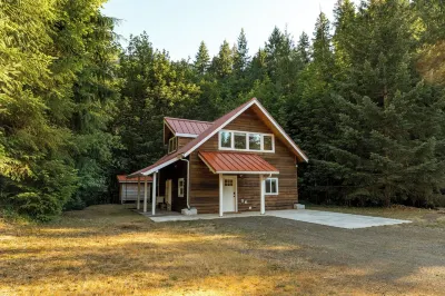 Enjoy breathtaking views, no stairs, a big dock, fire pits and fast wifi!