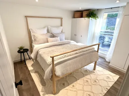 Stylish lakeside neighborhood cottage w/hot tub.