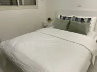 Lux & Comfy ~ Pool ~ Queen Beds Hotels in Rishon LeZion