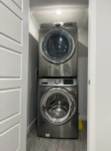 1 BEDROOM SUITE WITH PRIVATE ENTRANCE