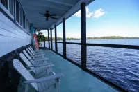 Charming Lakefront Home: Big Porches, Kayaks & Room to Gather