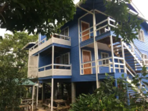 Main Floor at The Gardens! Hoteles en Utila