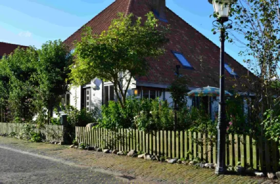 Stylish apartment with garden in a former farmhouse in De Waal 鄰近Texelse Dranken的酒店