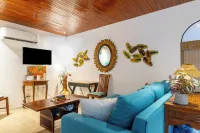Spacious Condo with pool, 7min walk to the beach & town, Center of Tamarindo, CR