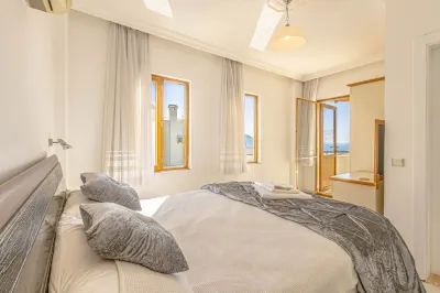 3 bedroom Villa with large pool area and top floor panoramic views Kalamar Beach Club 주변 호텔