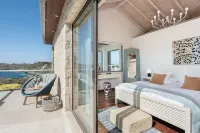 Exceptional villa with pool on the seafront