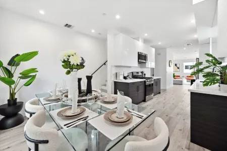 Luxury 3bdr House with Hollywood sign View, parking provided Отели в г. Беверли-Хиллз