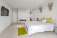 Maho Oceanfront Luxe: Modern and Spacious Condo