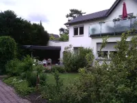 AusZeit guest apartment with terrace near the airport