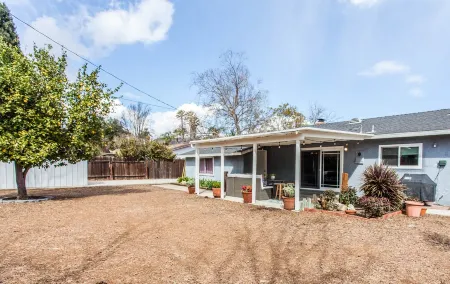 Modern Newbury Park Home| Netflix| Quiet| Safe| Meticulously Clean Отели рядом с достопримечательностью «Лейк Шервуд»