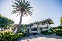 9 Rooms. 600 sqm house. 3000 sqm garden. 500 sqm Parking. Hotels in 