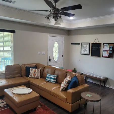 Ho-On-Day. A cozy home away from home. Native Theme close to the Choctaw Casino.