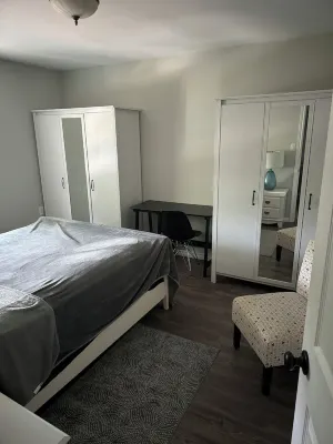 Blue Door upper apartment with King Bed