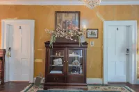 Room 1 at The Warwick Inn – Cozy Elegance in the Heart of Town