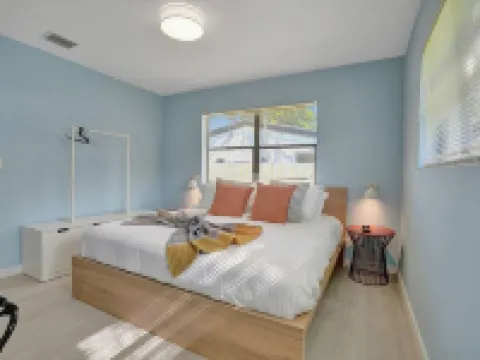 Casa Bella - 5 BR Villa in Miami with Pool, Mini-Golf, Basketball+ Hotels in Golden Glades