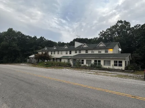 Three Bear Lodge Hotels in Fentress County