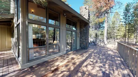 Spacious Cabin Vibe w/ lots of Wood - Easy walk/ride to Village, Lodge and River