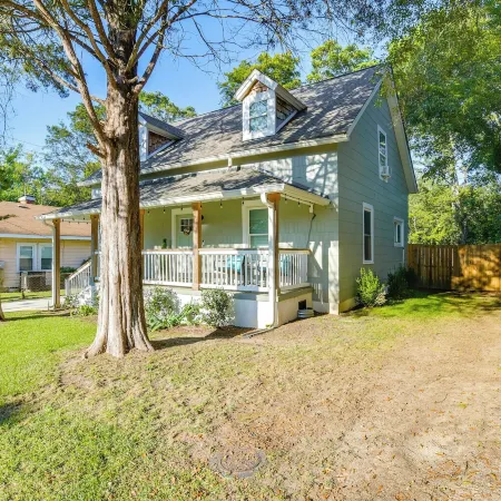 Greenville Escape w/ Deck + Fire Pit!