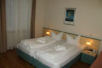 Land Gut Hotel Weisser Schwan Hotels near Aussichtspunkt Rangsdorfer See