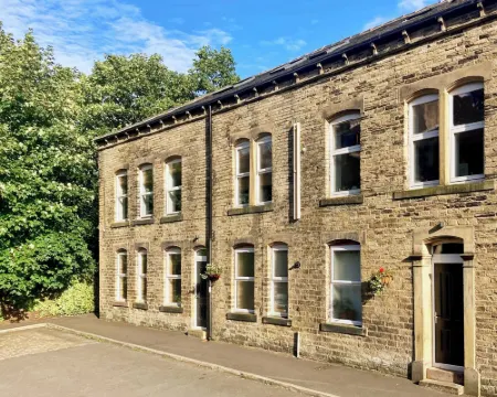 The Old Riverside School House Apt 3 Hotels in Hebden Bridge