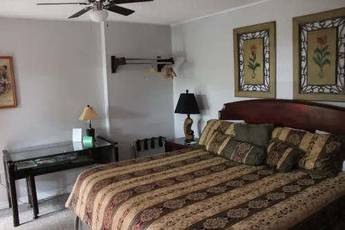 Brydan Suites - Motels