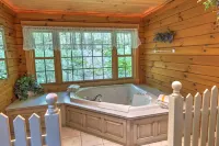 Cricket Hill Lodge & Cabins - Hot Tub