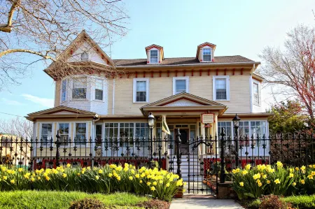 Wilbraham Mansion Отели рядом с достопримечательностью «Out of the Past Antiques»