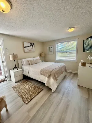 Sea Shell Cottage, Sleeps 2 - Escape the Cold; Our Pool IS Heated!