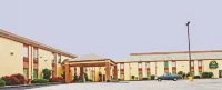 Days Inn & Suites by Wyndham Bloomington/Normal IL فنادق في بلومنغتون