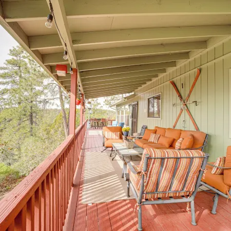 Strawberry Hideaway in the Pines w/ Hot Tub!