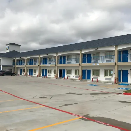 Deluxe Inn & Suites - Baytown