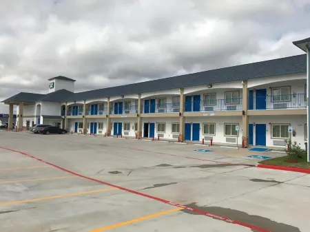 Deluxe Inn & Suites - Baytown Отели рядом с достопримечательностью «Baytown Wetlands Center»