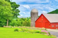 Idyllic Vermont Farmhouse: Mtn Views on 200 Acres! - parking
