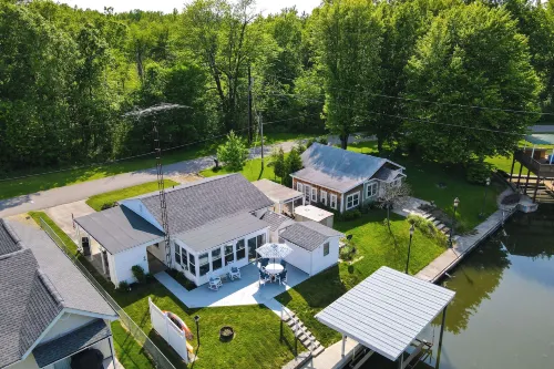 Waterfront Lakeview Cottage w/ Dock & Lift! - 3 estrellas