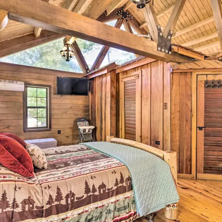 Countryside Cabin Retreat w/ Outdoor Kitchen!