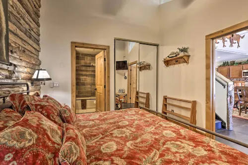 Ski, Soak & Explore! Granby Getaway w/ Mtn Views - Parkering